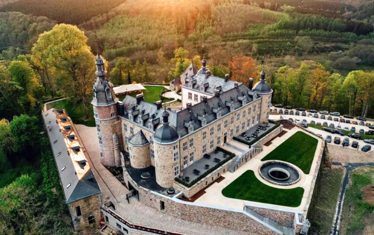 Château de Mirwart vue du ciel près de Rochefort