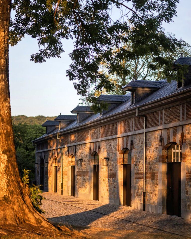 Golden hour au Château de Mirwart près de Rochefort