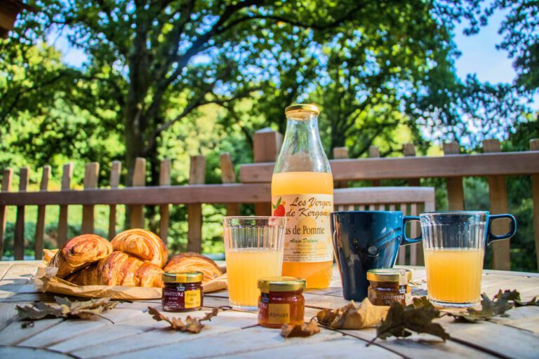 Petit déjeuner au Domaine du Treuscoat près de Morlaix en Bretagne