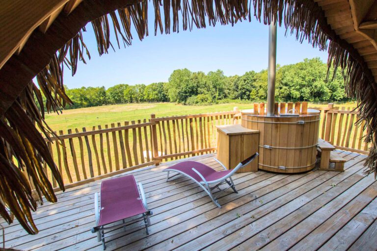 Bain nordique sur la terrasse au Domaine du Treuscoat près de Morlaix en Bretagne