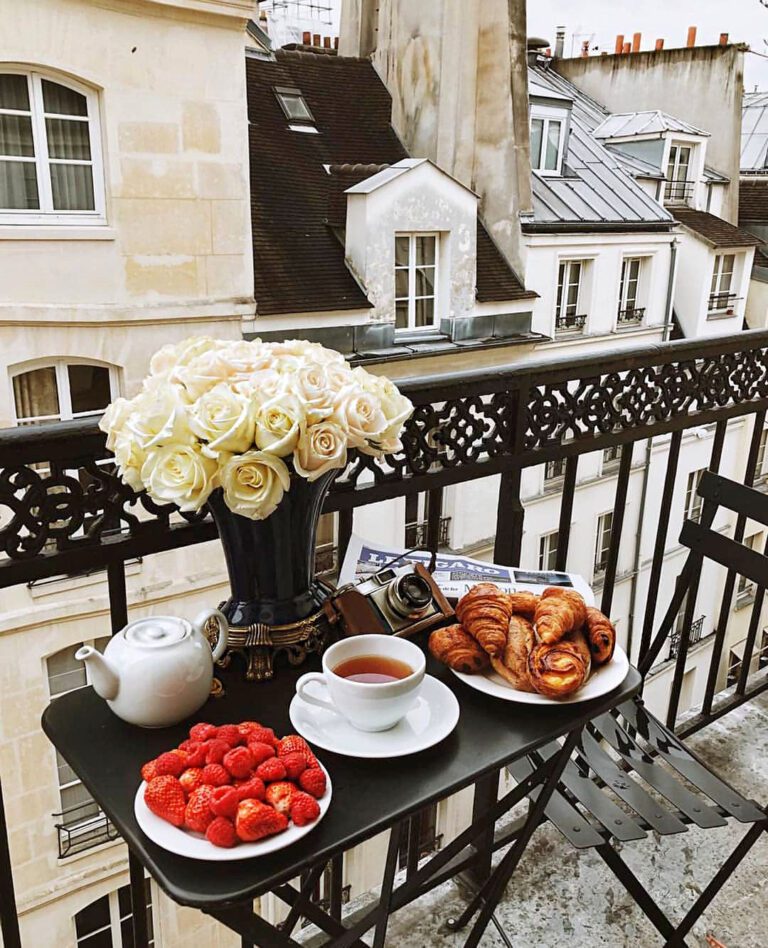 Petit déjeuner sur le balcon à l'Hôtel Bourg Tibourg à Paris