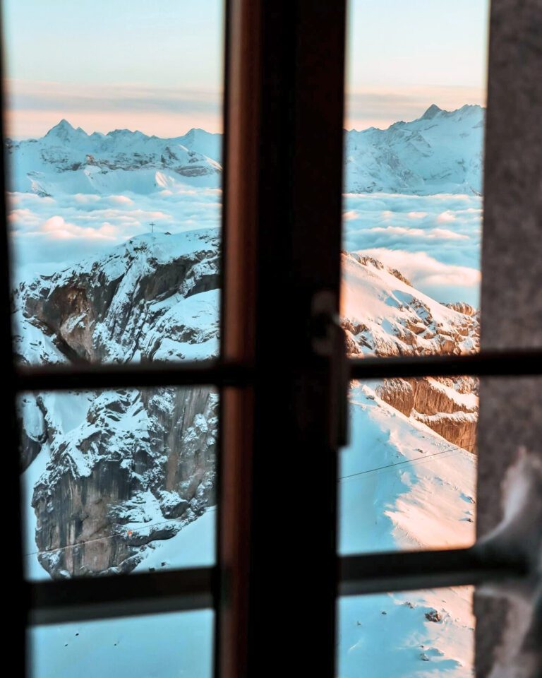 Vue sur le soleil levant à l'Hôtel Pilatus-Kulm près de Lucerne