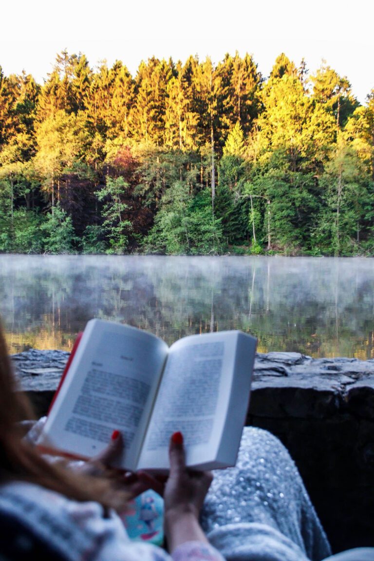 Lecture au bord de l'eau à La douceur de l'Oise dans les Ardennes