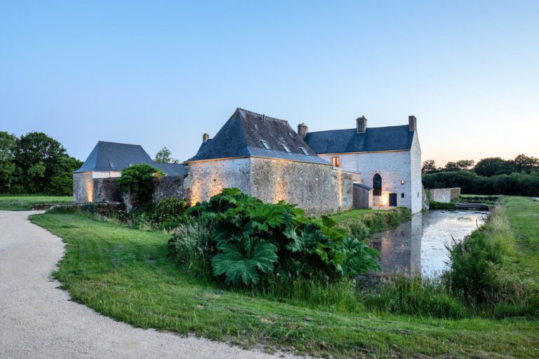 Manoir de nuit Manoir de Guern près d'Auray en Bretagne