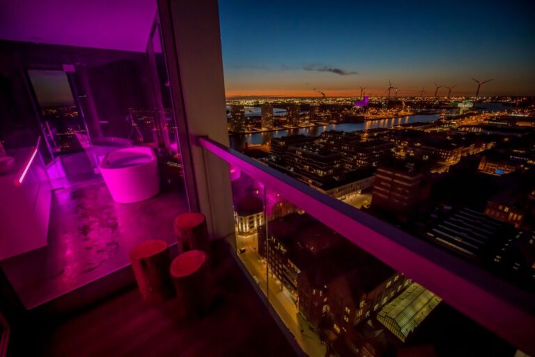 Salle de bain et vue de nuit à SkyNooz à Anvers