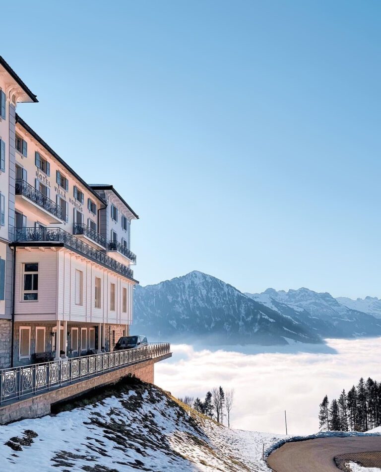 Matin brumeux Villa Honegg à Lucerne en Suisse