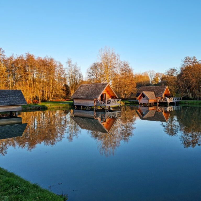 Coucher de soleil sur les chalets à Aqua Lodge à Namur