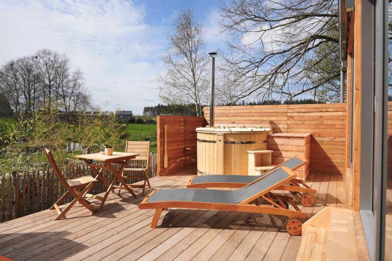 Terrasse avec bain nordique la bulle à Etape Insolite dans les Ardenne Belge