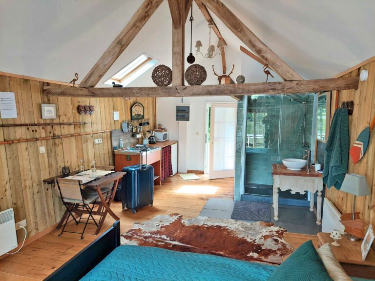 Intérieur de la cabane de La Cabane sur l'Eau près de Couvin