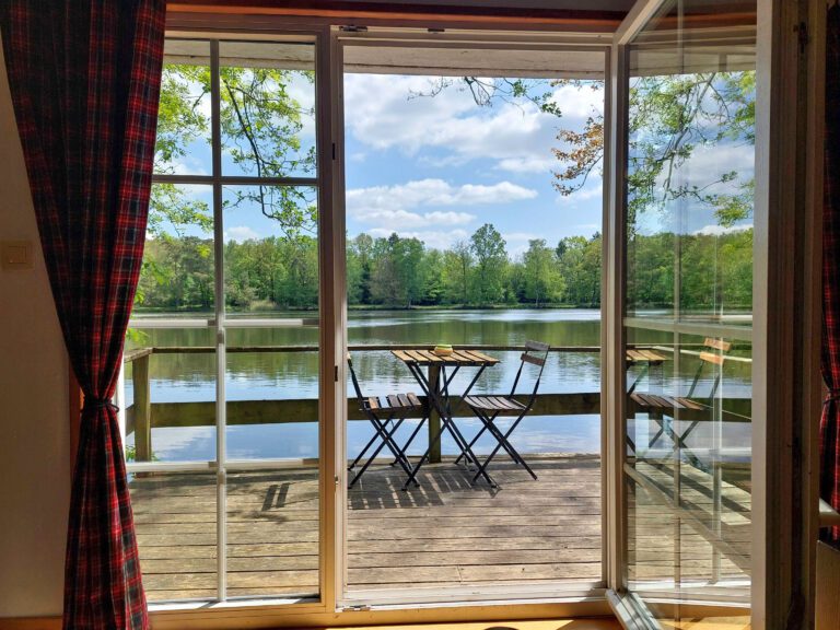 Vue depuis la cabane de La Cabane sur l'Eau près de Couvin