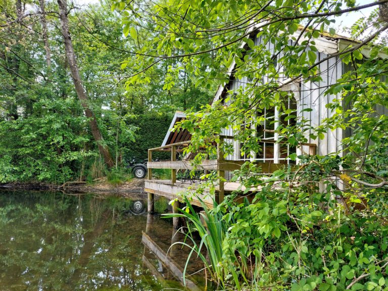 Cabane cachée par les arbres de La Cabane sur l'Eau près de Couvin