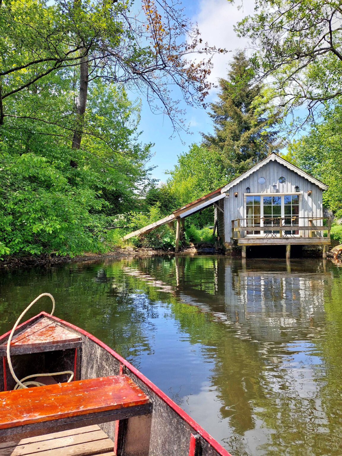 Vue sur la cabane depuis l'eau de La Cabane sur l'Eau près de Couvinde La Cabane sur l'Eau près de Couvin