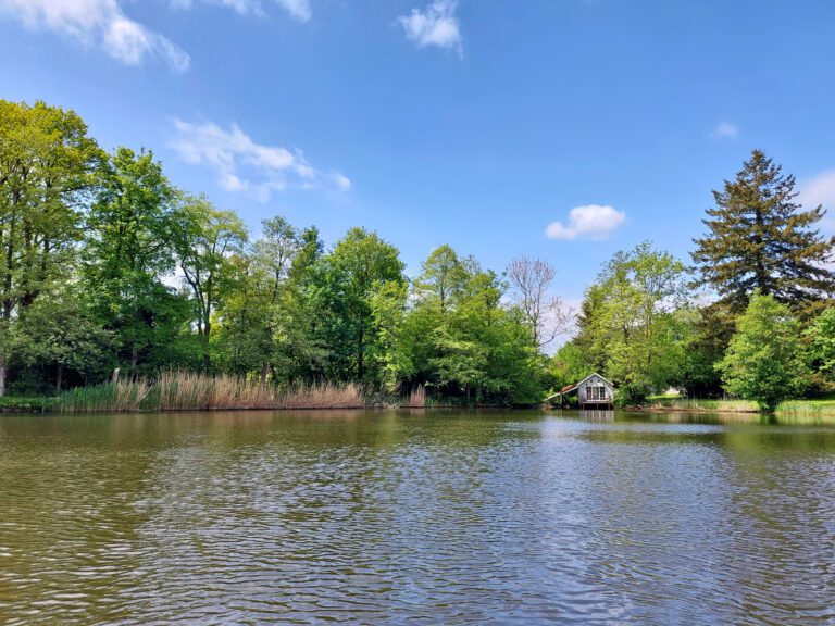 Vue sur le lac de La Cabane sur l'Eau près de Couvin