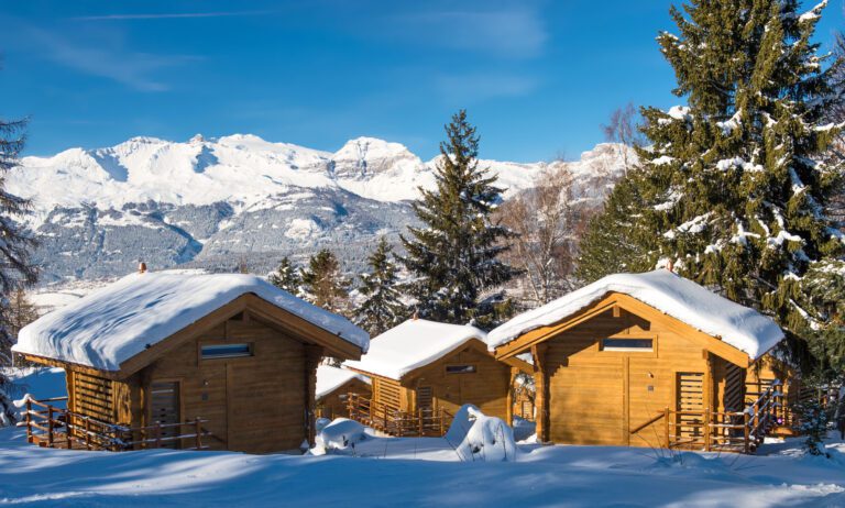 Chalets sous la neige aux Mazots de la Source près de Lausanne en Suisse