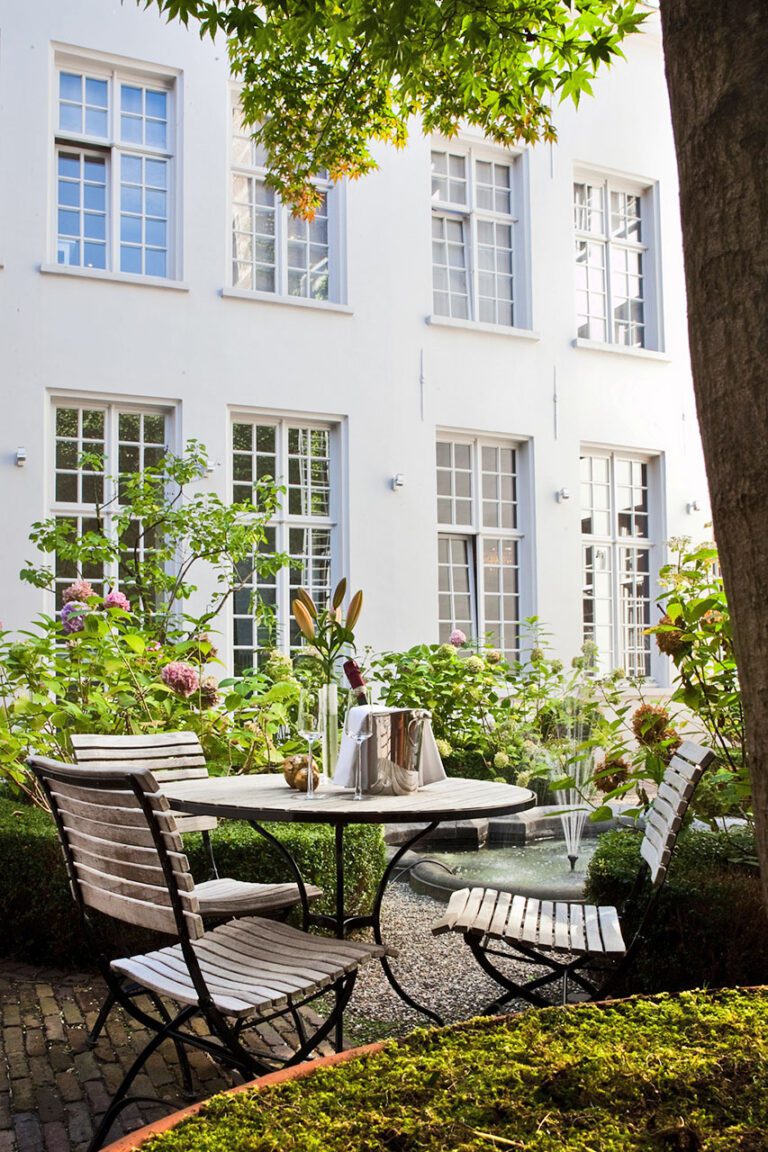 Dîner dans le jardin de l'Hôtel De Witte Lelie à Anvers