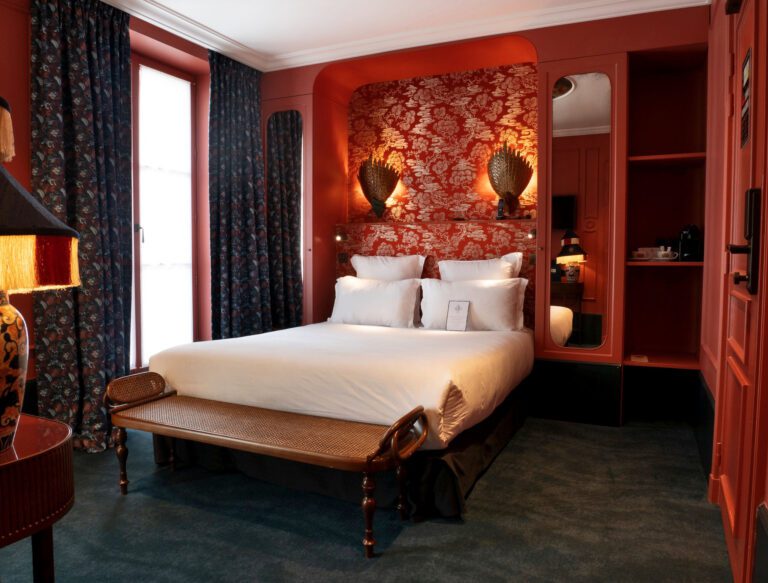 Chambre rouge de l'hôtel Monte Cristo à Paris