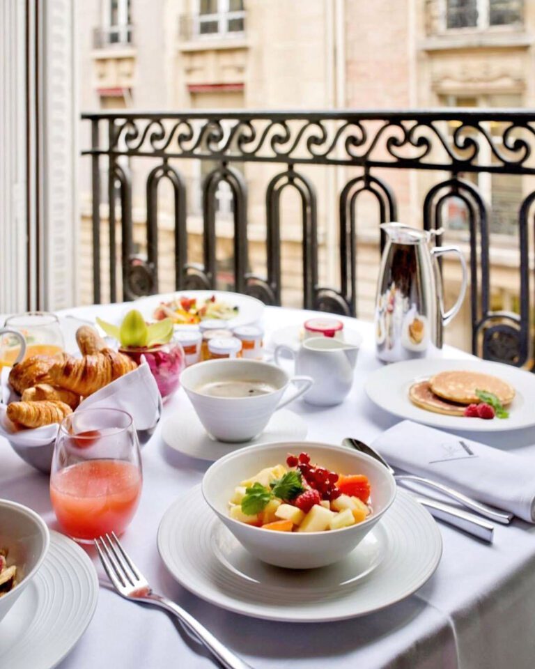 Petit déjeuner à l'Hôtel Vernet à Paris