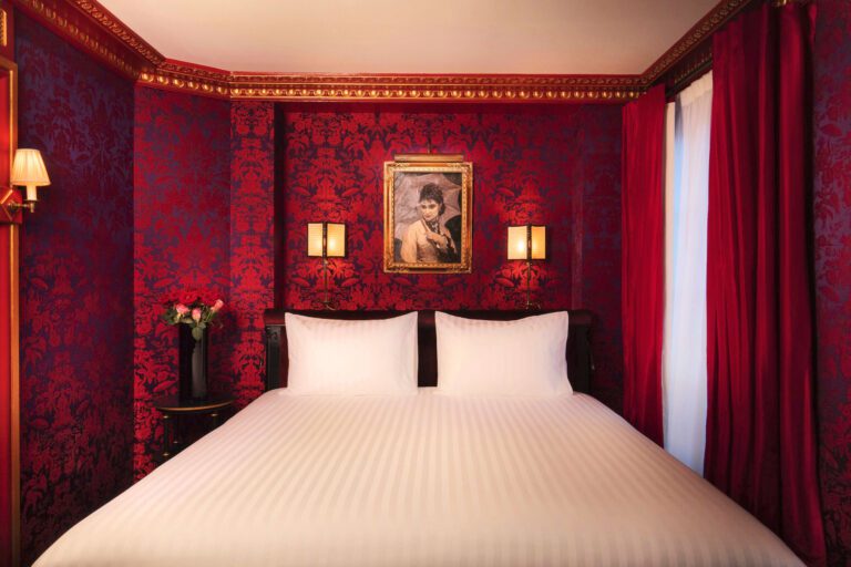 Chambre rouge de la Maison Proust à Paris