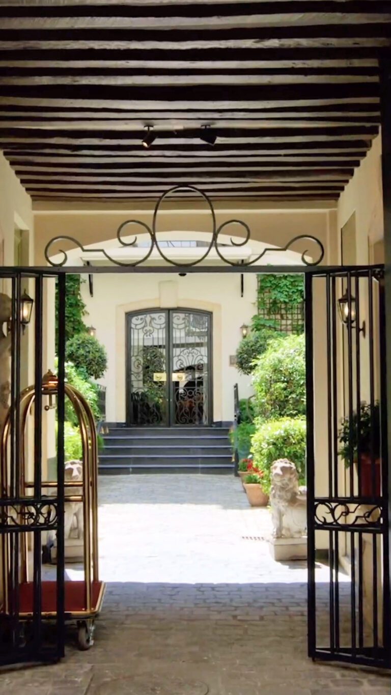 relais christine cover entree
