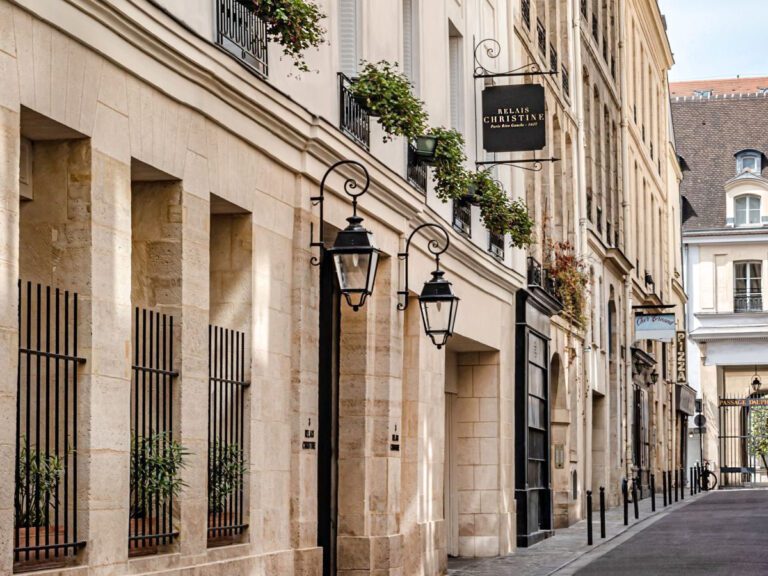 Facade de l'hôtel au Relais Christine à Paris