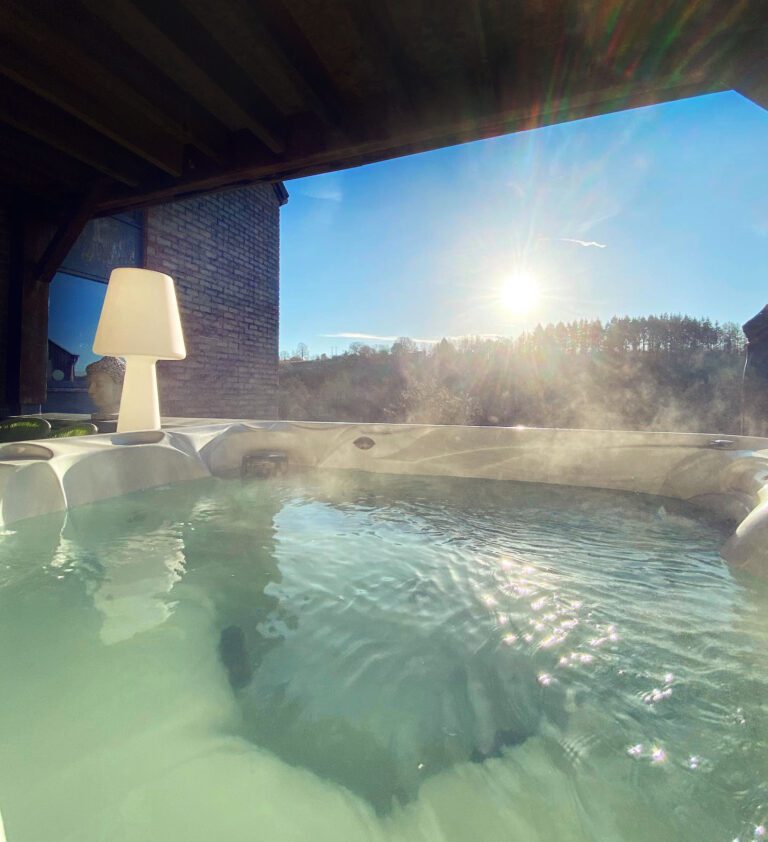 Jacuzzi privatif sur le balcon at home gesves 1