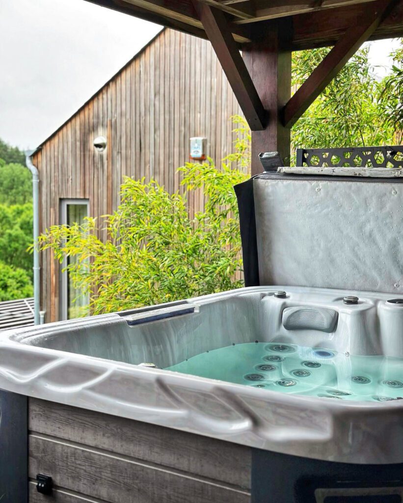 Jacuzzi privatif sur le balcon à At Home près de Gesves