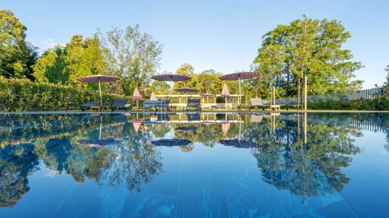 Piscine avec transats du Bigatt Hotel & Restaurant près du Lugano