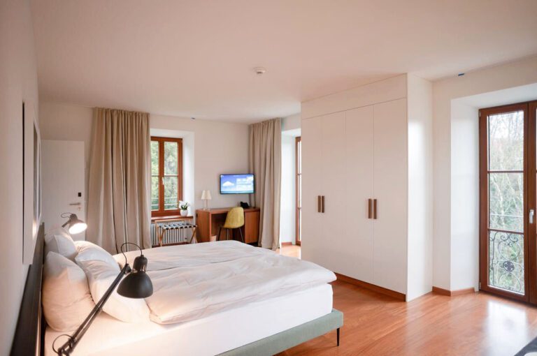 Chambre blanche du Bigatt Hotel & Restaurant près du Lugano