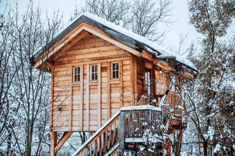 Cabane sous la neige aux cabanes du Dauphiné à Gap