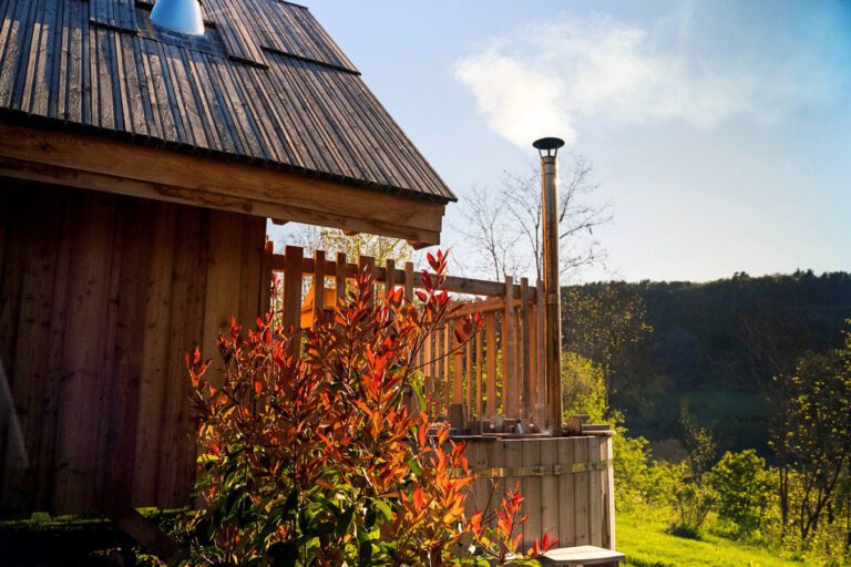 Cabane avec bain nordique aux cabanes du Dauphiné à Gap