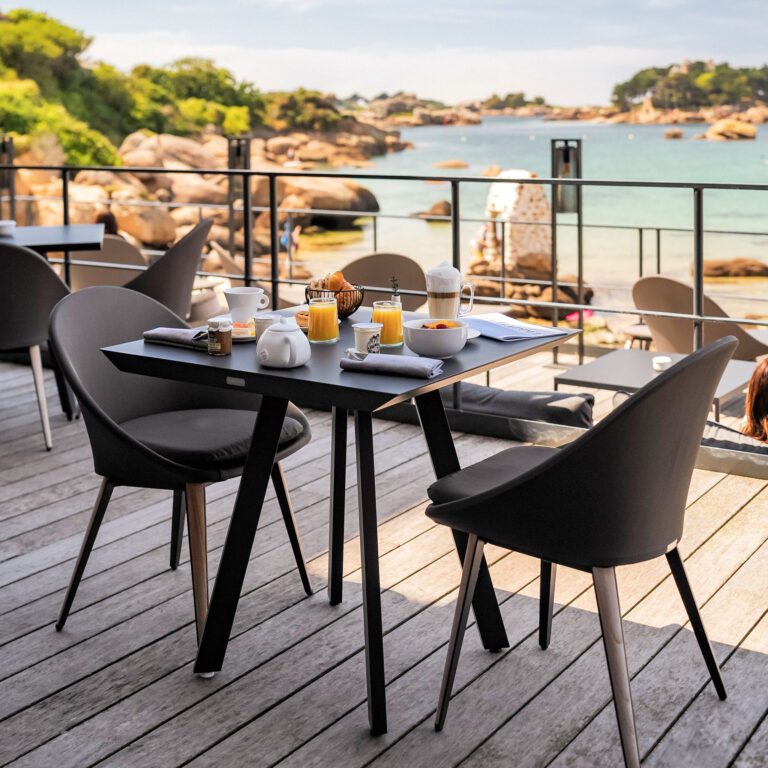 Petit déjeuner sur la terrasse Castel Beau Site à Perros-Guirec en Bretagne