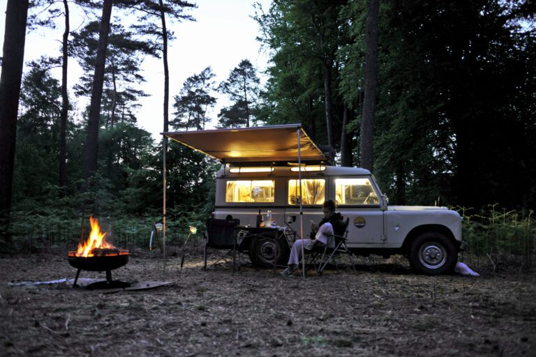 Land Rover de nuit à Defcamp à Rixensart