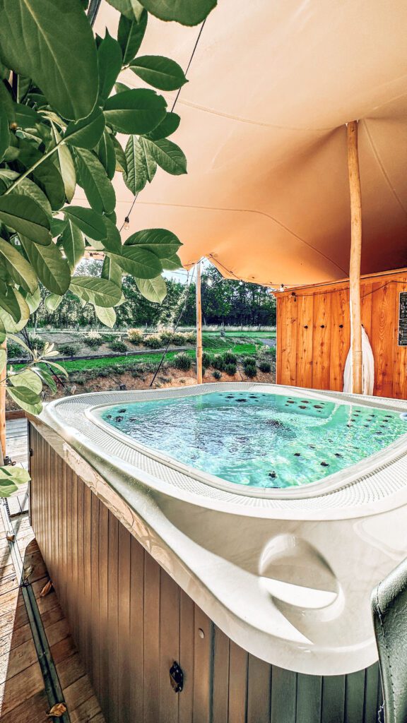 Le jacuzzi est à débordement au Domaine de Bra près de Lierneux