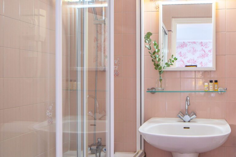 Salle de bain de l'Hôtel des Grandes Écoles à Paris