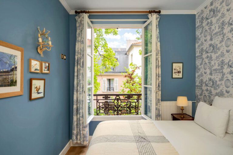 Chambre bleue de l'Hôtel des Grandes Écoles à Paris