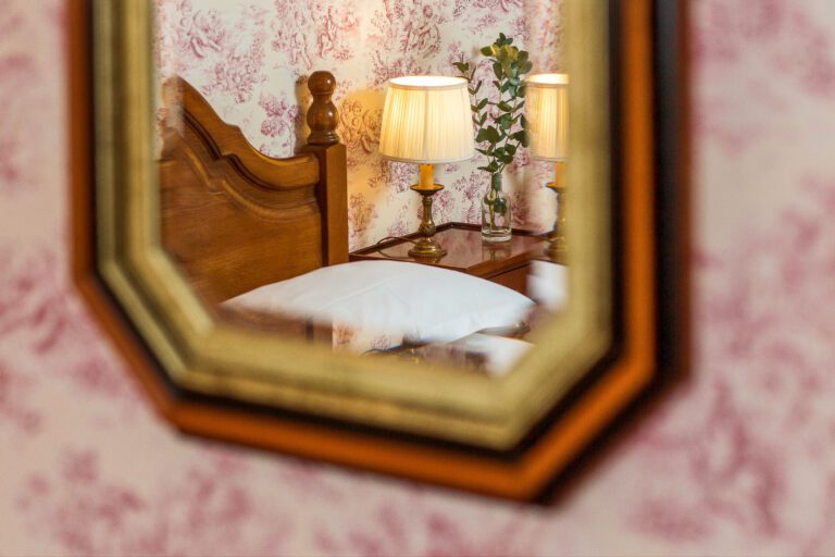 Décoration de la chambre de l'Hôtel des Grandes Écoles à Paris