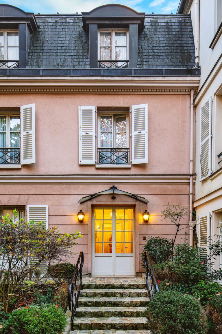 Entrée de l'Hôtel des Grandes Écoles à Paris