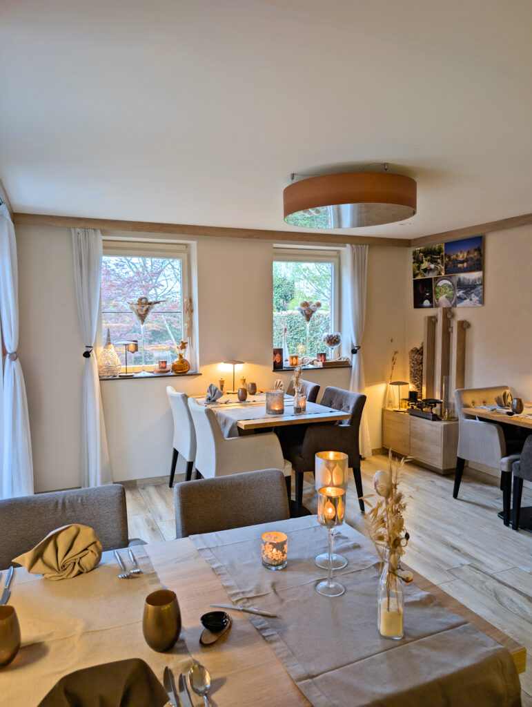 Salle de petit déjeuner lumineuse du Koru Hôtel à Namur