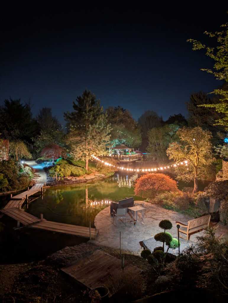 Jardin de nuit du Koru Hôtel à Namur