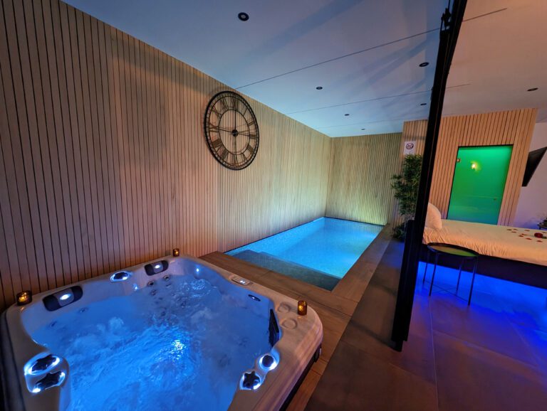 Jacuzzi et piscine au Gîte Céleste à Harzé