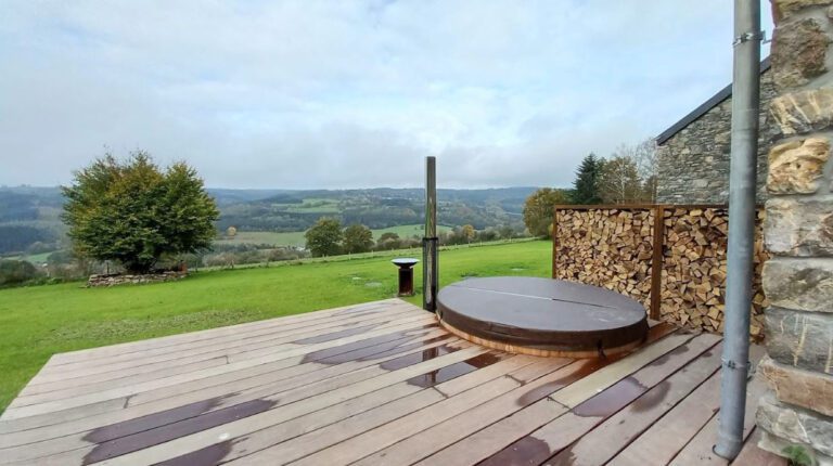 Terrasse sous la pluie au Clos des Brumes près de Soutmont