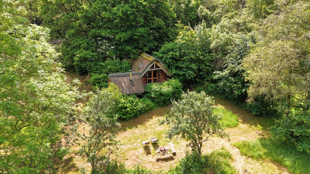 Cabane vue du ciel aux Cabanes de Rensiwez à Houffalize
