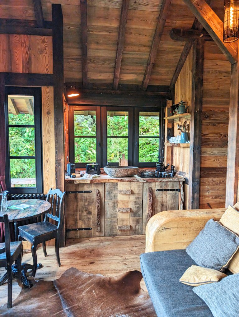 Cuisine de la cabane aux Cabanes de Rensiwez à Houffalize