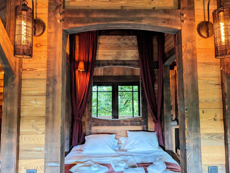 Lit confortable aux Cabanes de Rensiwez à Houffalize