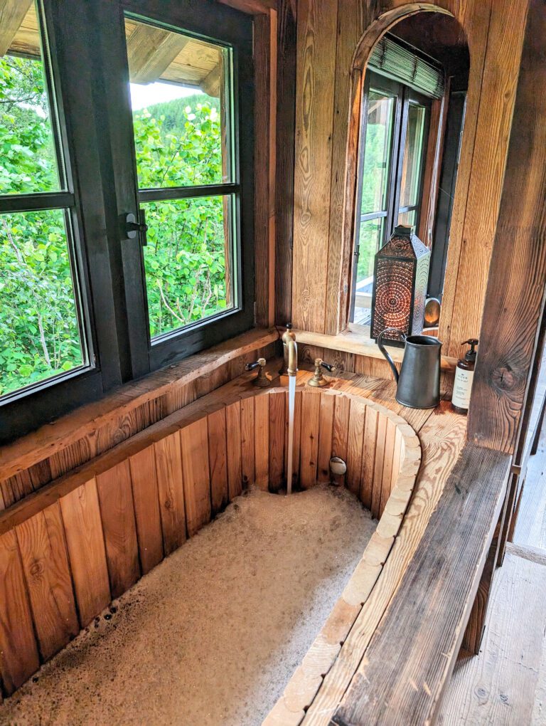 Baignoire en bois aux Cabanes de Rensiwez à Houffalize