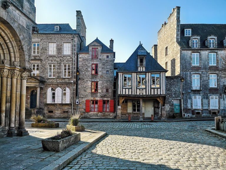 Façade de la Maison Pavie à Dinan en Bretagne en France