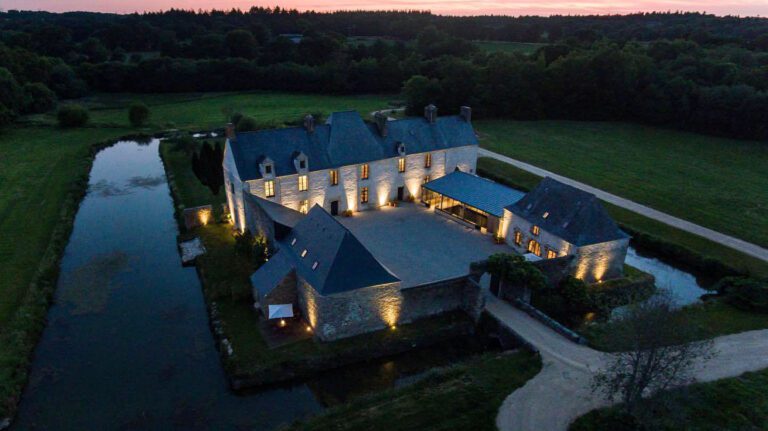 Manoir de Guern de nuit près d'Auray en Bretagne