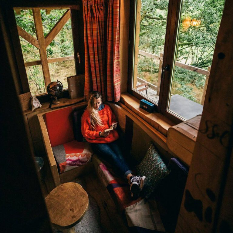 Canapé avec vue à Mon Lit dans l'Arbre à Arlon