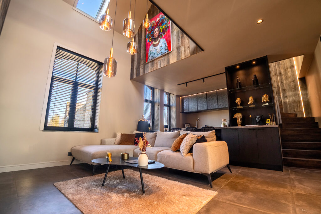 Salon lumineux et coloré à Substantiel Wellness Suite