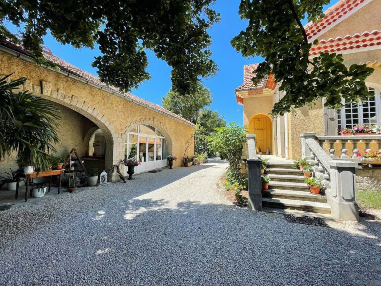 Cour intérieure du Clos Vitis à Orange